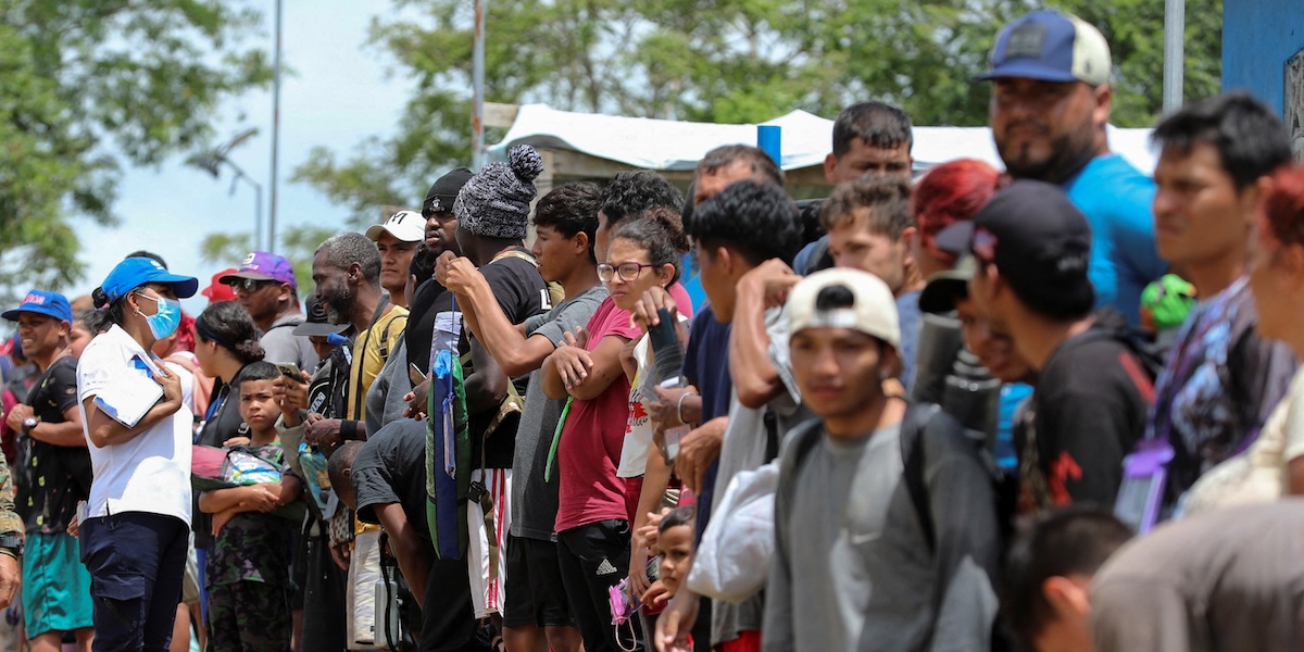 Persone migranti allineate per dei controlli medici nel centro di Lajas Blancas, nella provincia di Darien, durante una visita del presidente eletto José Raúl Mulino, 28 giugno 2024 (REUTERS/ Aris Martinez)