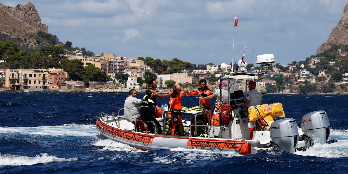 Alcuni degli operatori coinvolti nella ricerca delle persone disperse (REUTERS/ Guglielmo Mangiapane)