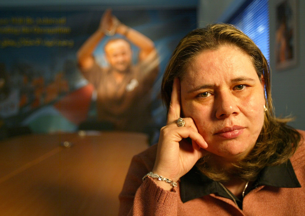 Fadwa Barghouti nel 2004 davanti a un ritratto del marito 