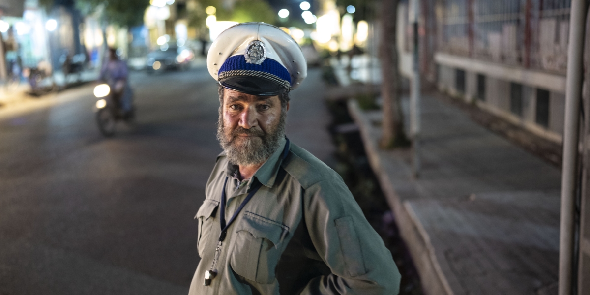 un uomo con la barba in uniforme da poliziotto