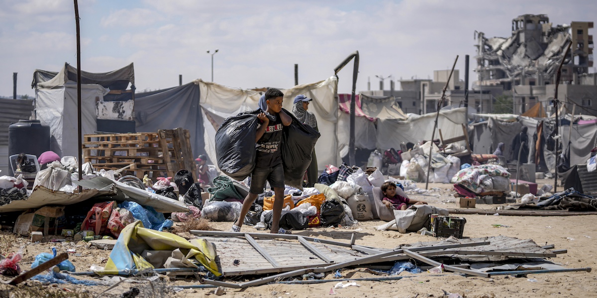 Un bambino palestinese a Khan Yunis, nel sud della Striscia di Gaza, lo scorso 11 agosto