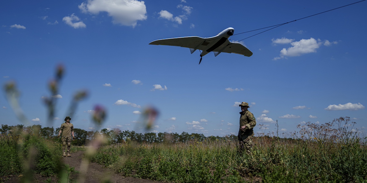 Un soldato con un drone da ricognizione nella regione di Donetsk (AP Photo/Evgeniy Maloletka)