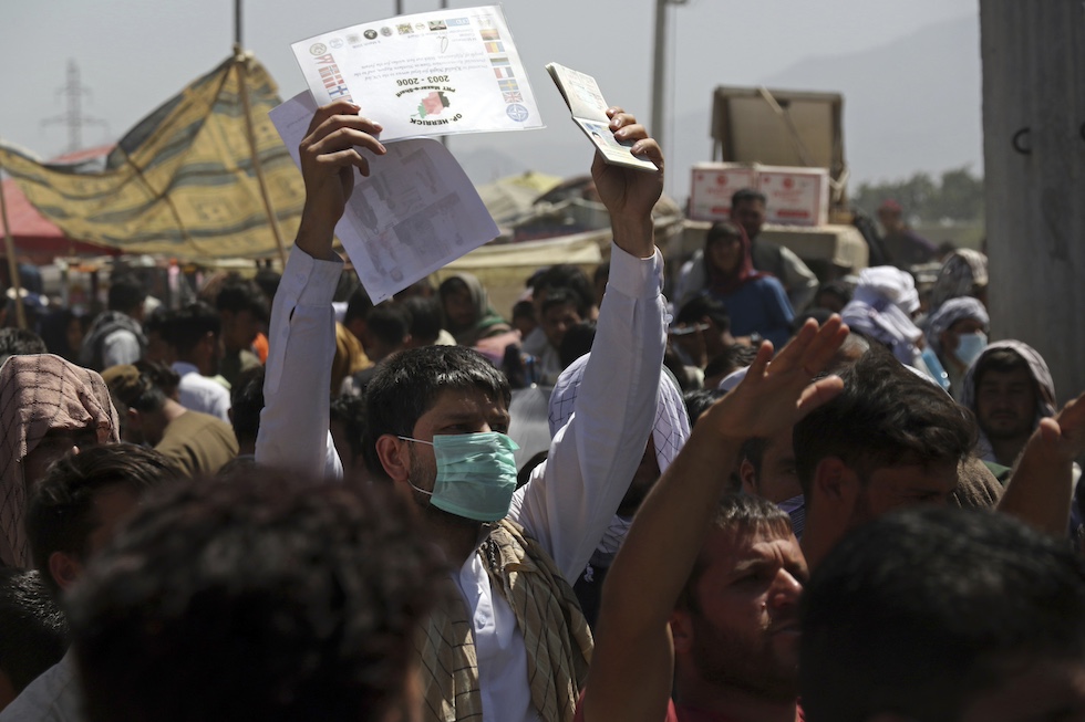 Centinaia di persone all'aeroporto Hamid Karzai di Kabul in coda, nella speranza di riuscire a lasciare l'Afghanistan dopo la presa di potere dei talebani, 26 agosto 2021 (AP Photo/Wali Sabawoon)