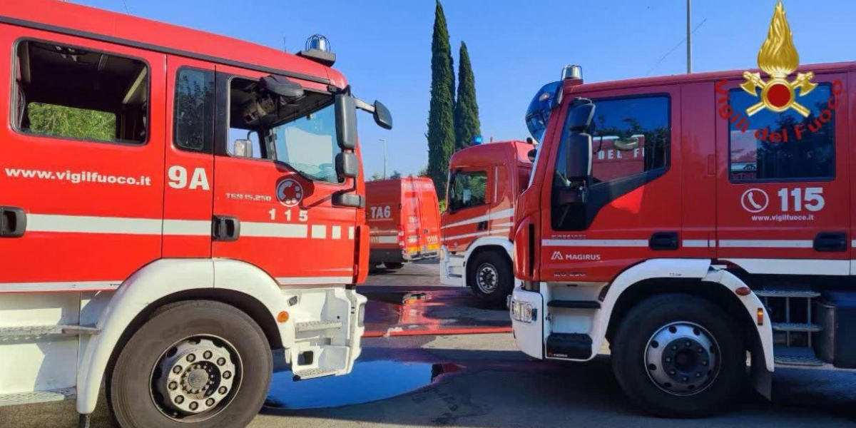 Diversi camion dei vigili del fuoco