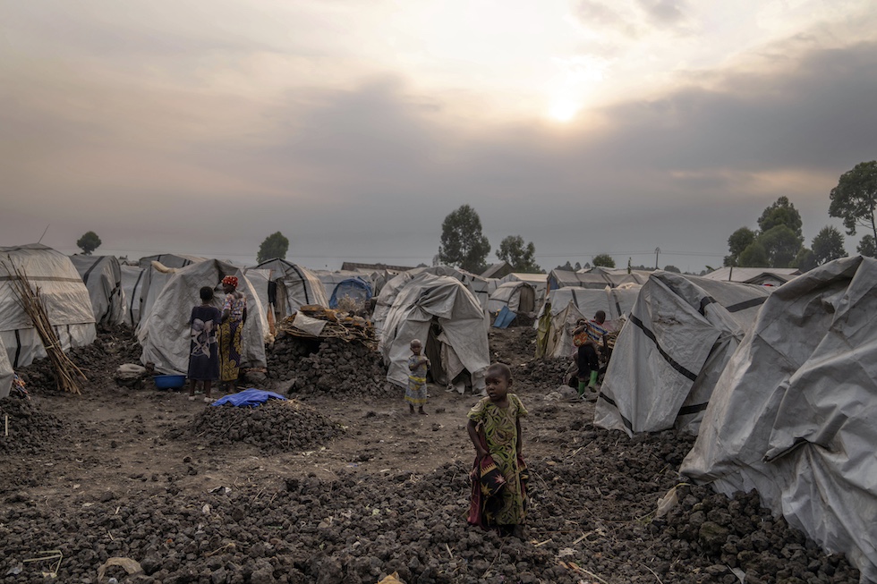 Un campo profughi alla periferia di Goma, 11 luglio 2024 (AP Photo/Moses Sawasawa)