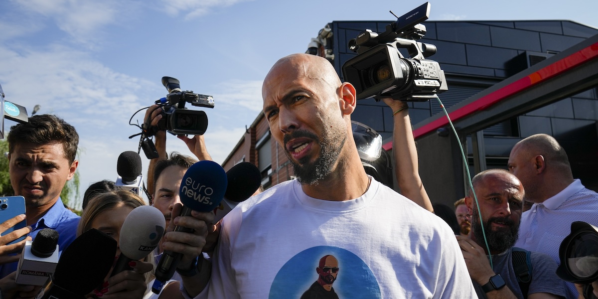 Andrew Tate parla con i giornalisti dopo la perquisizione della casa in cui vive a Bucarest, Romania, 21 agosto (AP Photo/ Vadim Ghirda)