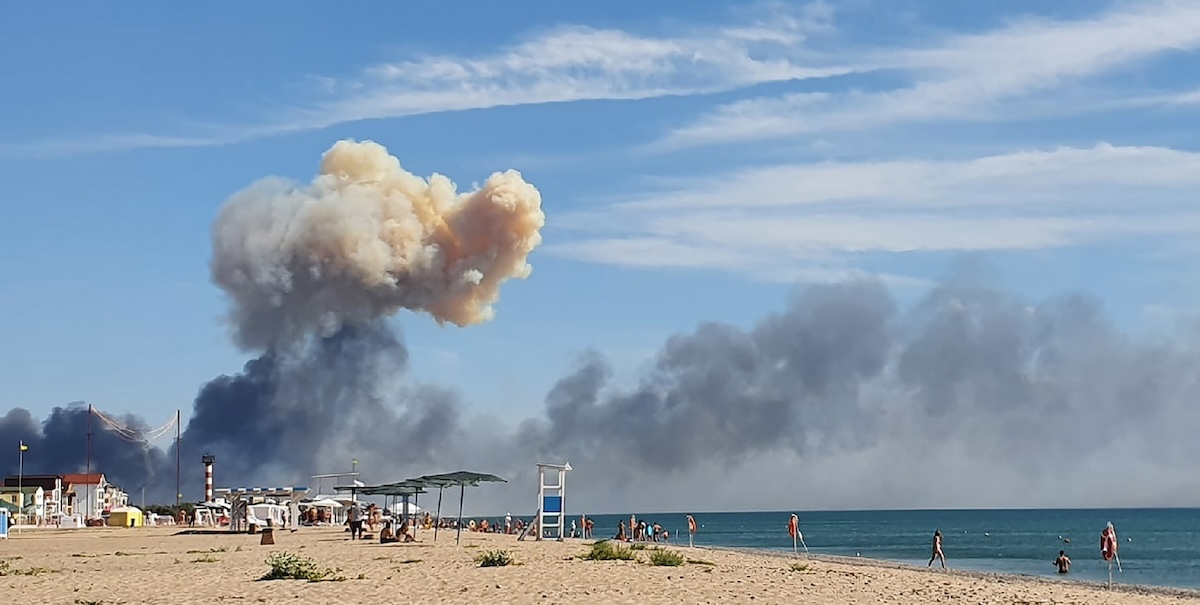 Le conseguenze di un attacco al porto di Novofedorivka, in Crimea, nell'agosto del 2022 (UGC via AP/File)