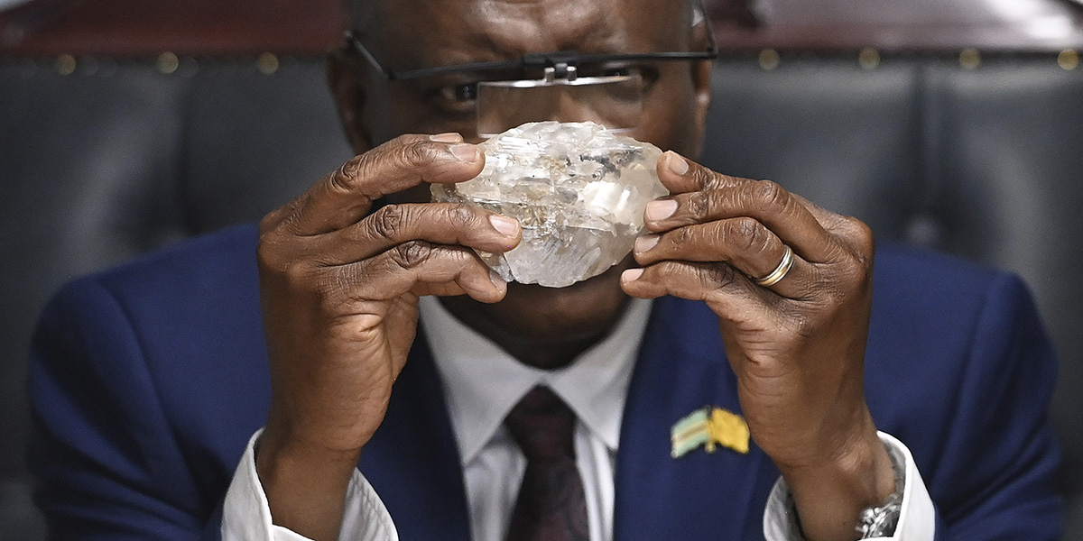 Il presidente del Botswana, Mokgweetsi Masisi, osserva il diamante da 2.492 carati da poco trovato in una miniera del paese (AP Photo)