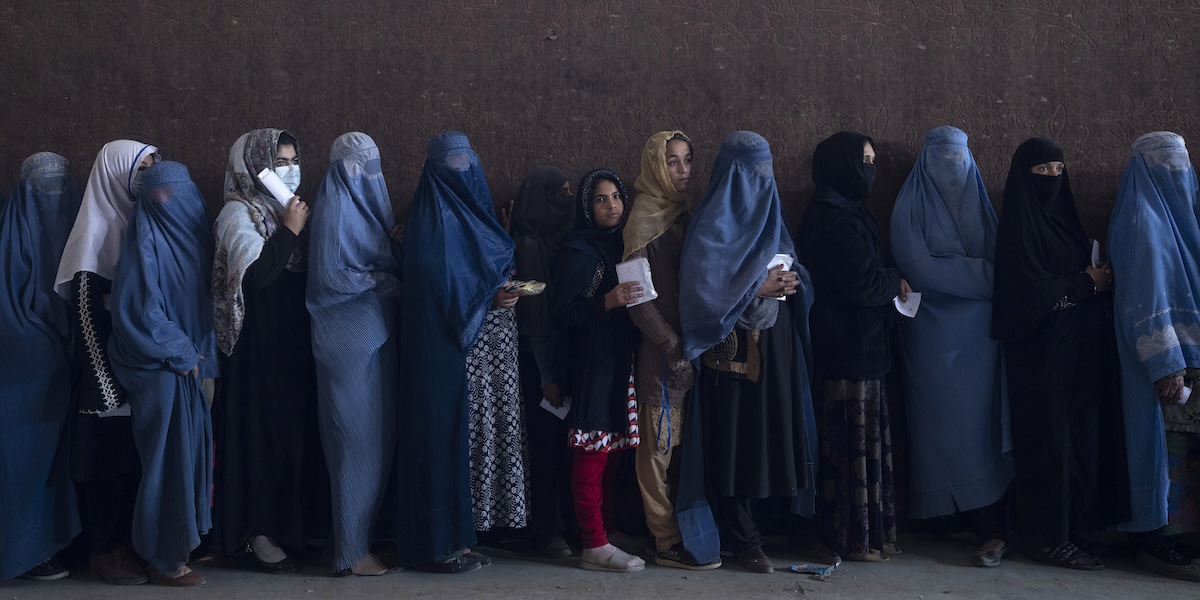 Donne afghane in fila per ricevere aiuto in un punto di distribuzione di denaro organizzato dal World Food Program, a Kabul, Afghanistan, 20 novembre 2021
(AP Photo/Petros Giannakouris)