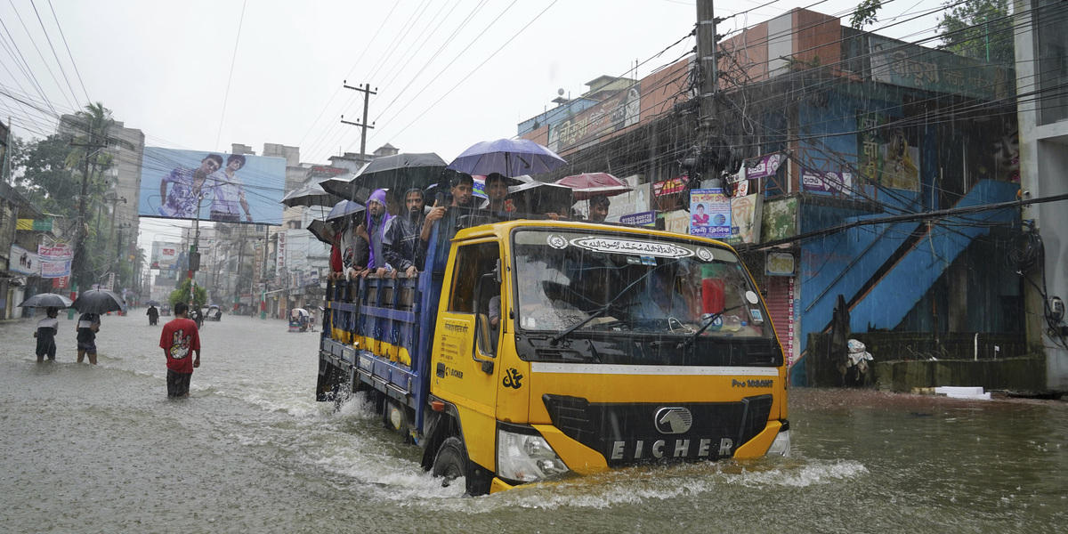 Una via di Feni, nel sudest del Bangladesh, il 22 agosto (AP Photo)