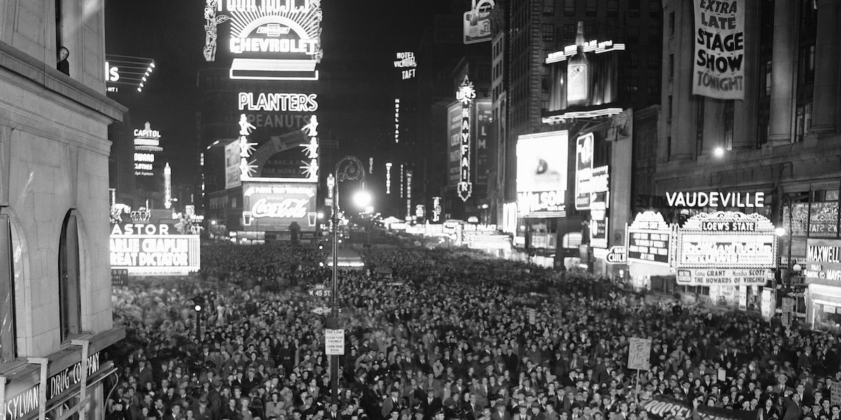 Le insegne illuminate di Times Square la sera del 2 dicembre 1940, quando migliaia di persone si erano radunate nella piazza per conoscere i risultati delle elezioni presidenziali