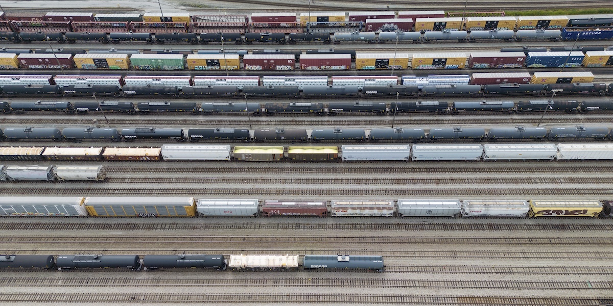 Treni fermi in una stazione di Surrey, nella British Columbia, giovedì 22 agosto (Darryl Dyck/ The Canadian Press via AP)