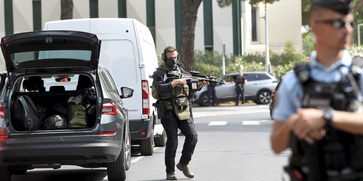 Agenti di polizia attorno alla sinagoga incendiata, il 24 agosto (EPA/SYLVIE CAMBON)