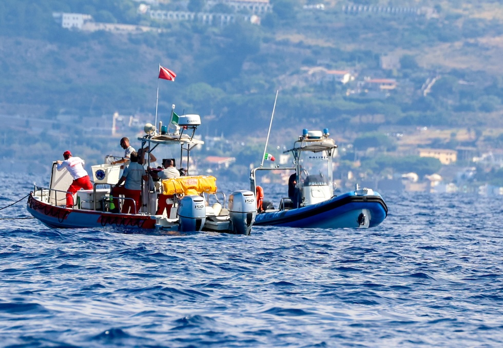 Le ricerche dei sommozzatori nella rada del porto di Porticello 