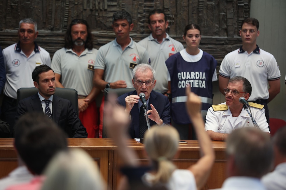 Il pubblico ministero di Termini Imerese, Raffaele Cammarano, il procuratore capo Ambrogio Cartosio e l'ammiraglio della Guardia Costiera Raffaele Macauda 