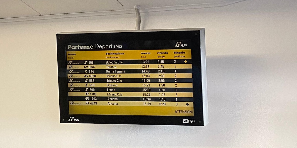 Uno schermo in stazione a Cattolica, in provincia di Rimini, segnala i ritardi dei treni