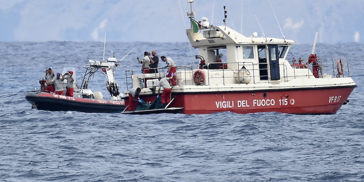 Soccorritori nella zona del naufragio (AP Photo/Salvatore Cavalli)