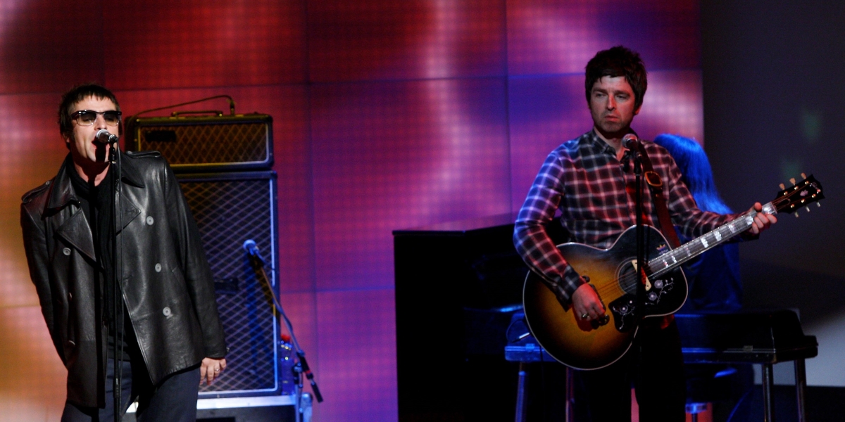 Liam e Noel Gallagher durante un'esibizione degli Oasis nella trasmissione Che tempo che fa, nel 2008 (Vittorio Zunino Celotto/Getty Images)