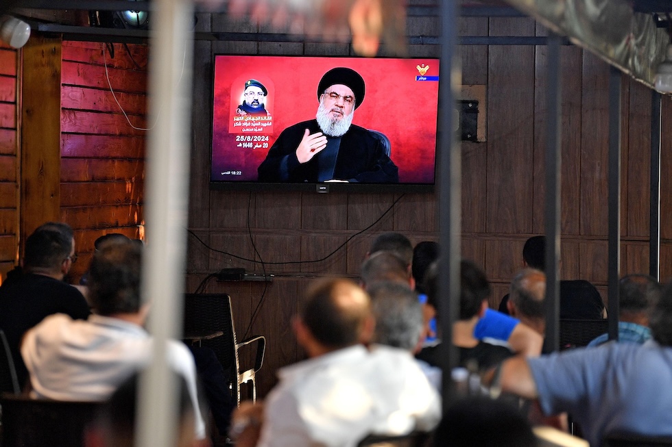 Il discorso in tv del segretario di Hezbollah, Hassan Nasrallah, viene guardato a Beirut il 25 agosto 