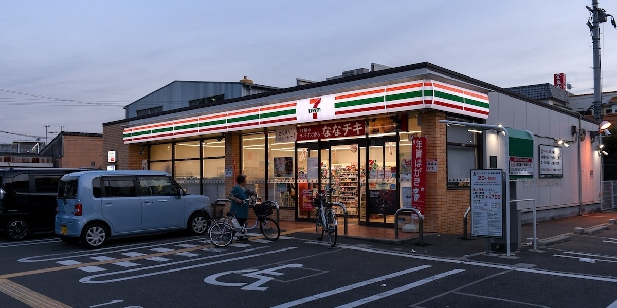 Un negozio della catena 7 Eleven dall'esterno