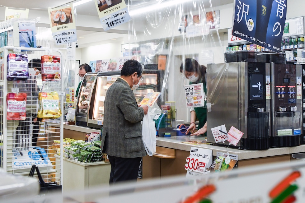 La cassa di un konbini 7-Eleven con una protezione trasparente per evitare la trasmissione del coronavirus