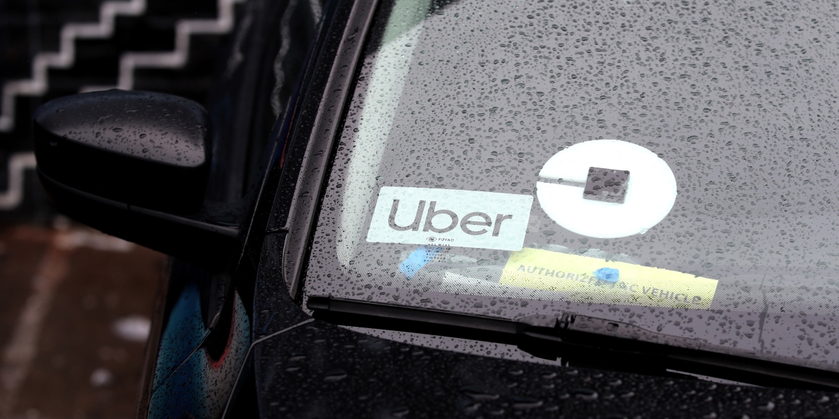 il logo di uber sul cruscotto di un auto