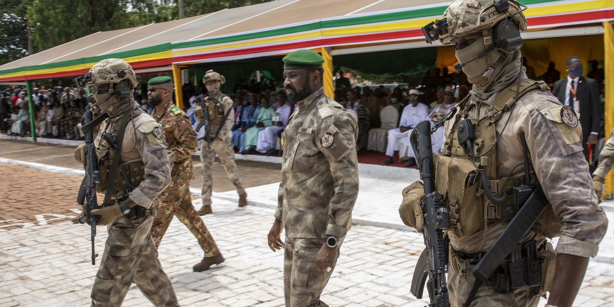 Assimi Goïta, leader della giunta militare del Mali, circondato da soldati (AP Photo, File)