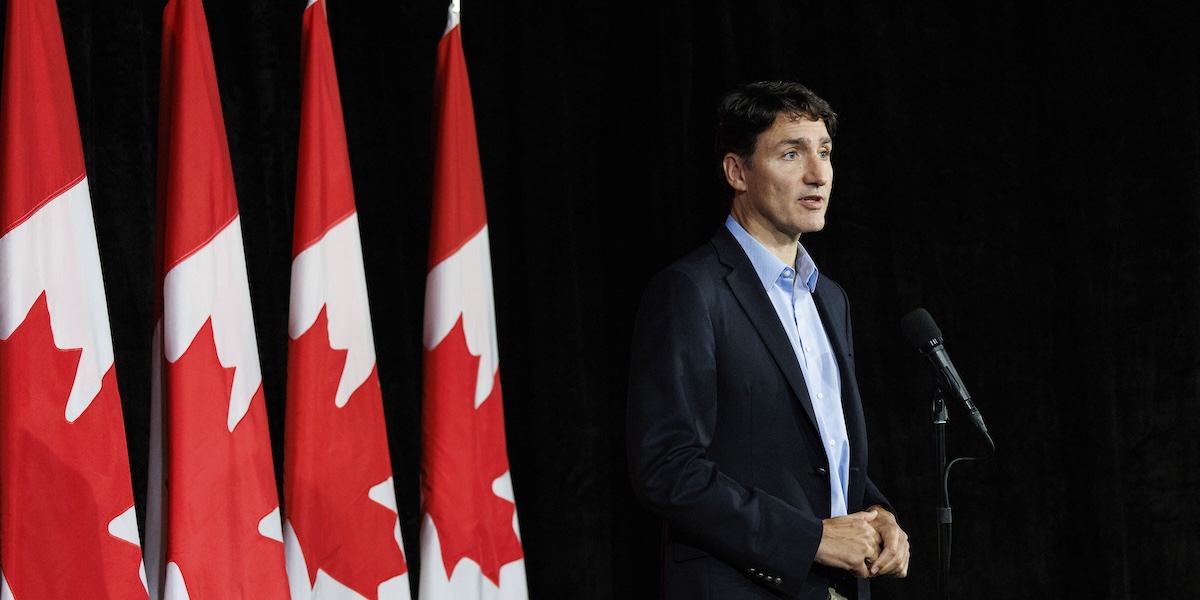 Justin Trudeau durante la conferenza stampa di lunedì 26 agosto a Halifax, in Nuova Scozia (Kelly Clark/The Canadian Press via AP)