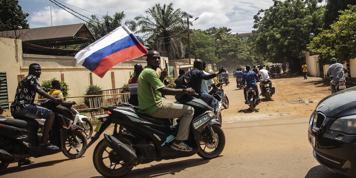 Sostenitori della giunta militare del Burkina Faso con una bandiera russa a Ouagadougou, 2 ottobre 2022 (AP Photo/ Sophie Garcia)