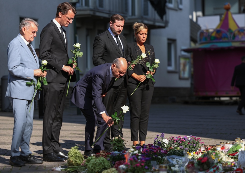 Il cancelliere Olaf Scholz depone un fiore a Solingen, il 26 agosto 