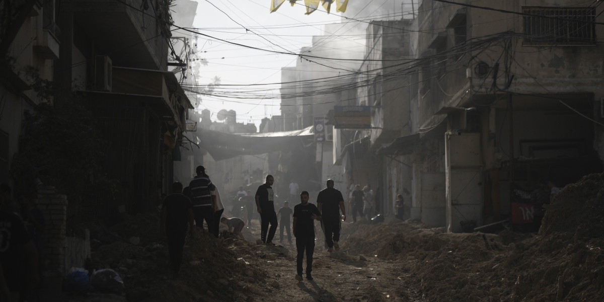 Una strada di Tulkarm, vicino al campo profughi di Nur Shams, dove è avvenuto il bombardamento (AP Photo/Majdi Mohammed)