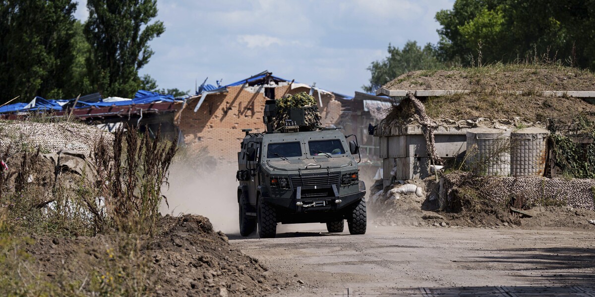 Un mezzo corazzato ucraino vicino al confine con la Russia il 14 agosto (AP Photo/Evgeniy Maloletka)