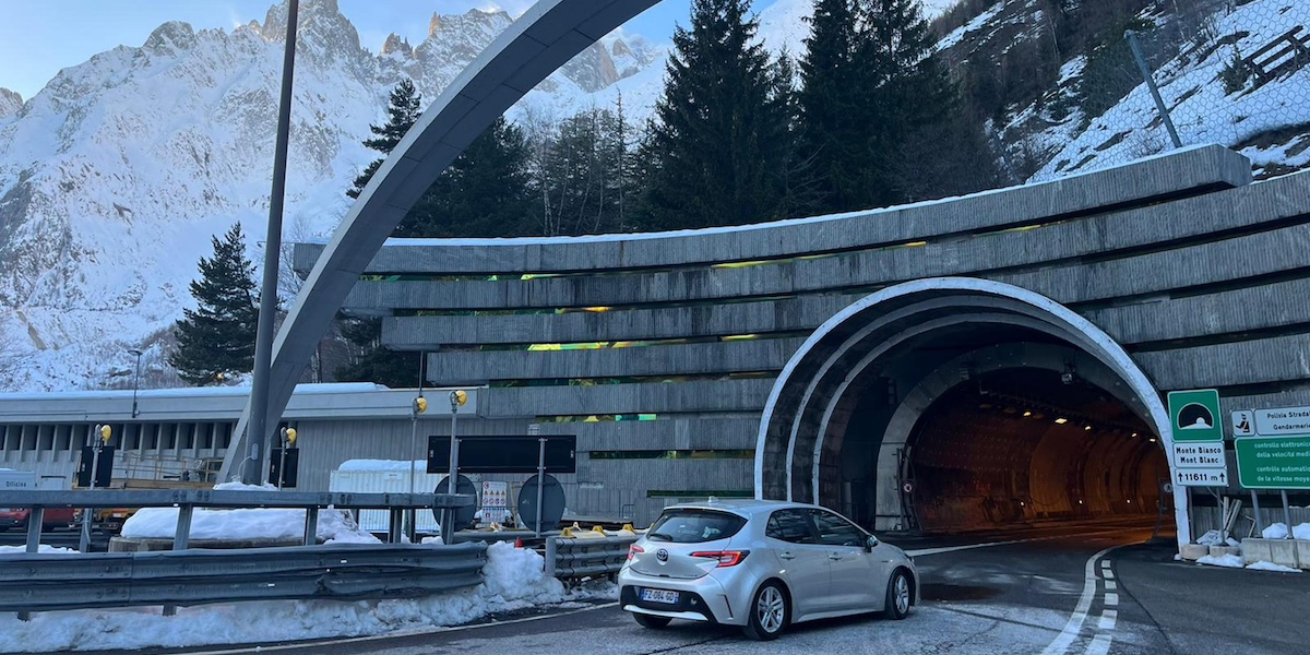 Il piazzale italiano del traforo del Monte Bianco, a Courmayeur (ANSA/US)