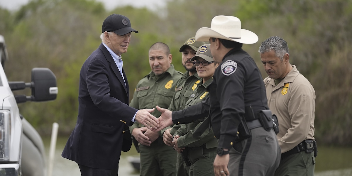 Il presidente Joe Biden durante una visita alla frontiera fra Messico e Texas (AP Photo/Evan Vucci)