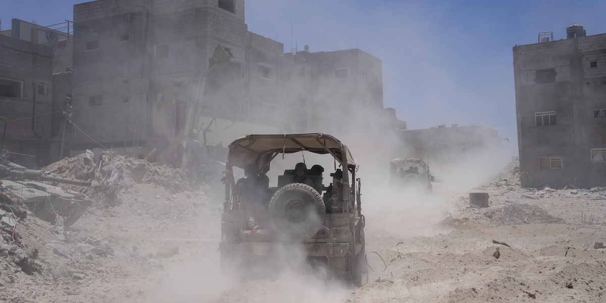 Un veicolo dell'esercito nel sud della Striscia di Gaza durante una visita per i giornalisti, luglio 2024 (AP Photo/Ohad Zwigenberg, Pool)