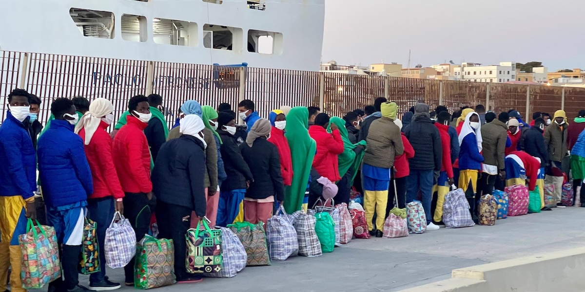 Alcune persone migranti sbarcate a Lampedusa lo scorso marzo 
(ANSA / ELIO DESIDERIO)