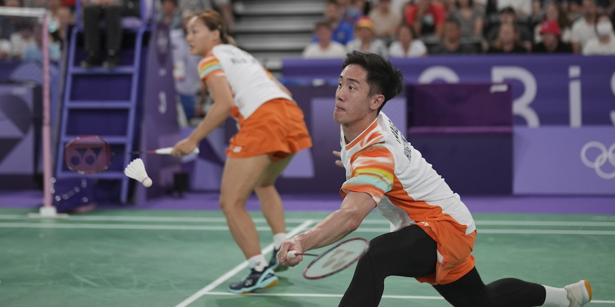 I giocatori di Hong Kong Tang Chun Man e Tse Ying Suet giocano contro la Corea del Sud durante i quarti di finale del doppio misto alle Olimpiadi di Parigi del 2024 (AP Photo/Dita Alangkara)