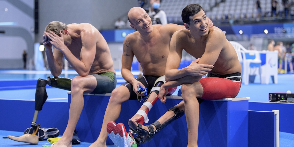 A sinistra l'australiano Brenden Hall, al centro e a destra gli italiani Federico Morlacchi e Simone Barlaam, dopo la finale dei 400 metri stile libero di nuoto S9 alle Paralimpiadi di Tokyo del 2021 (EPA/Joel Marklund)