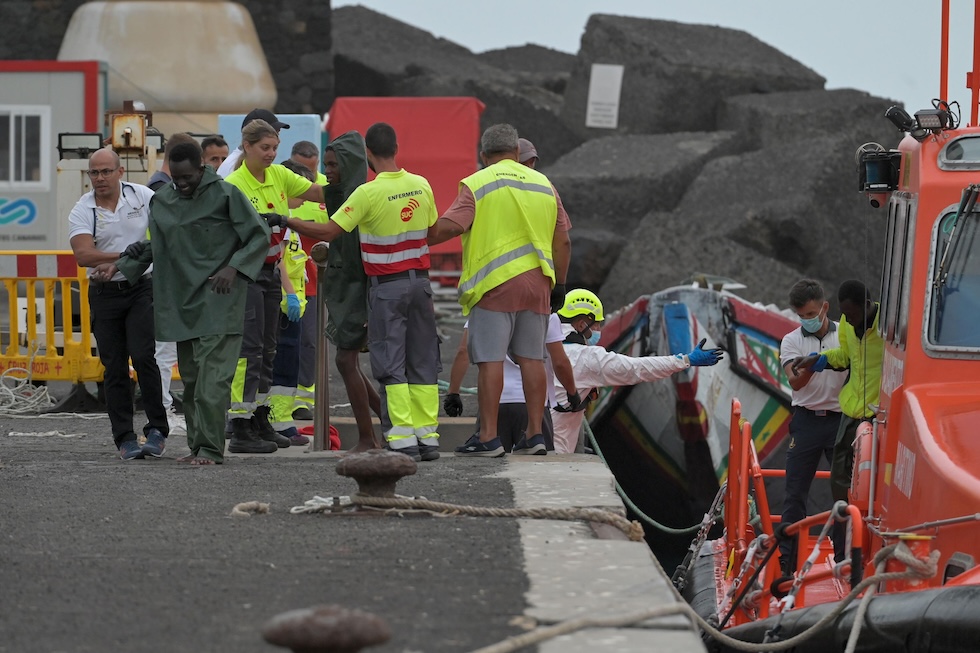 I soccorsi ad alcuni dei migranti salvati al largo dell'isola di El Hierro, nelle Canarie, il 27 agosto 