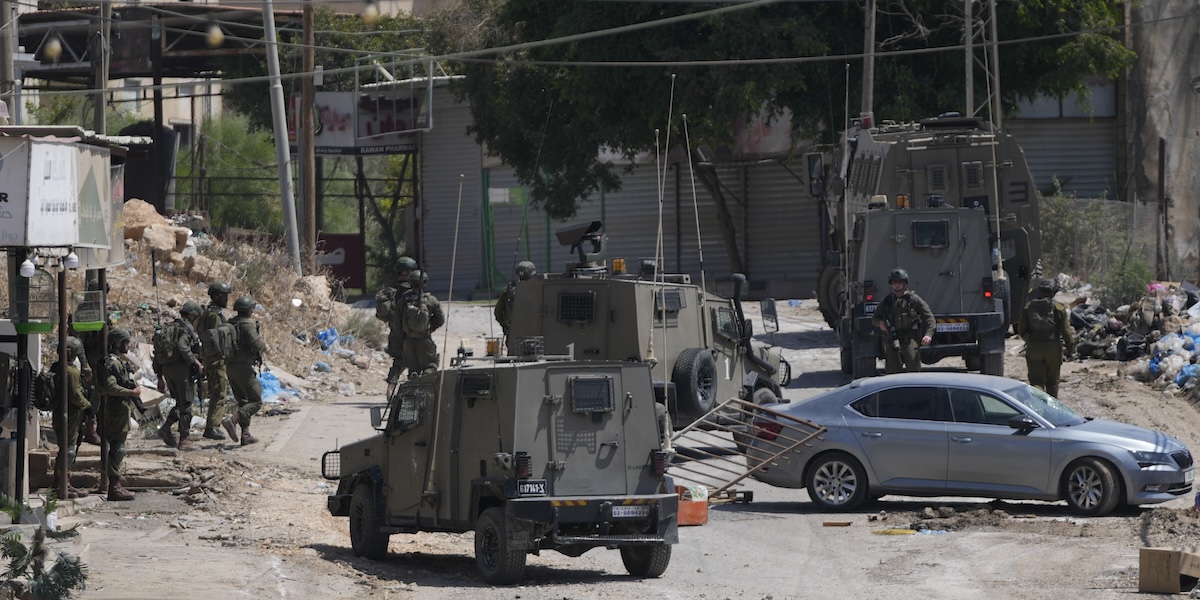 Soldati israeliani durante l'operazione di mercoledì vicino al campo profughi Far'a, vicino a Tubas (AP Photo/ Nasser Nasser)