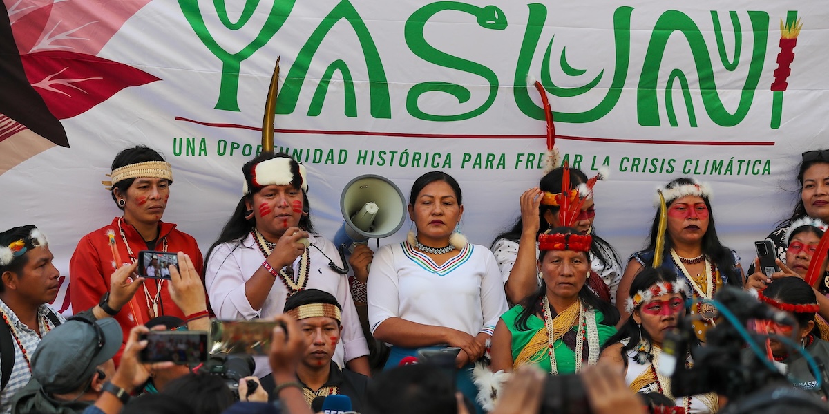 Una protesta della comunità indigena Waorani ad agosto (EPA/JOSE JACOME)