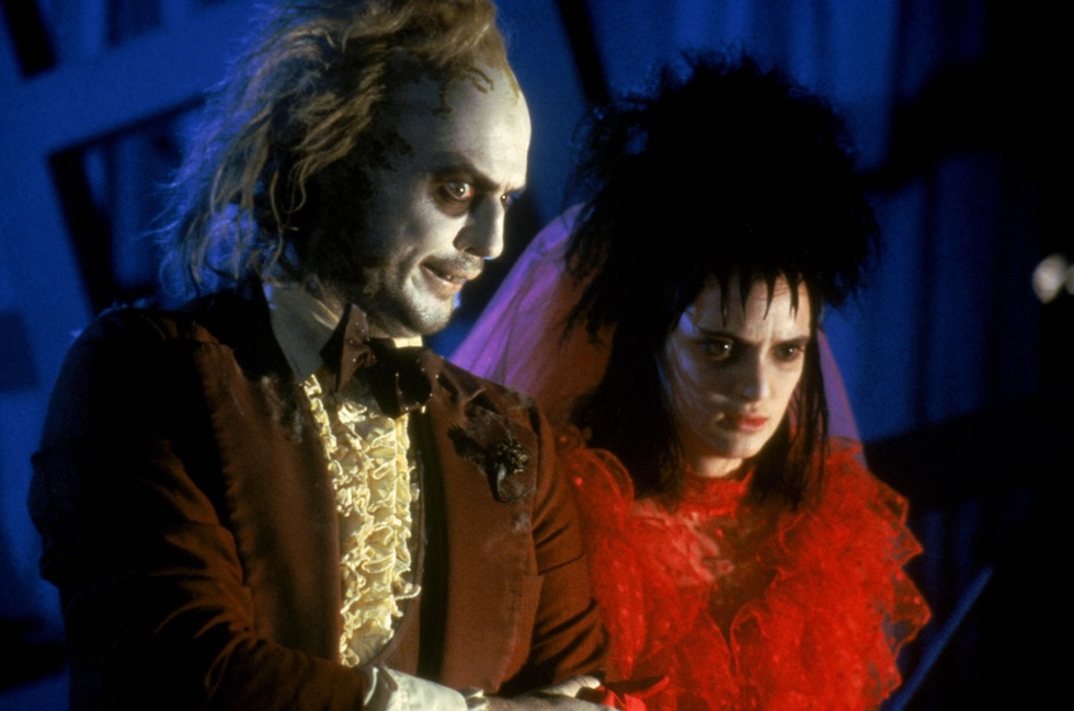 Una foto di Wynona Rider con l'abito rosso nel primo Beetlejuice