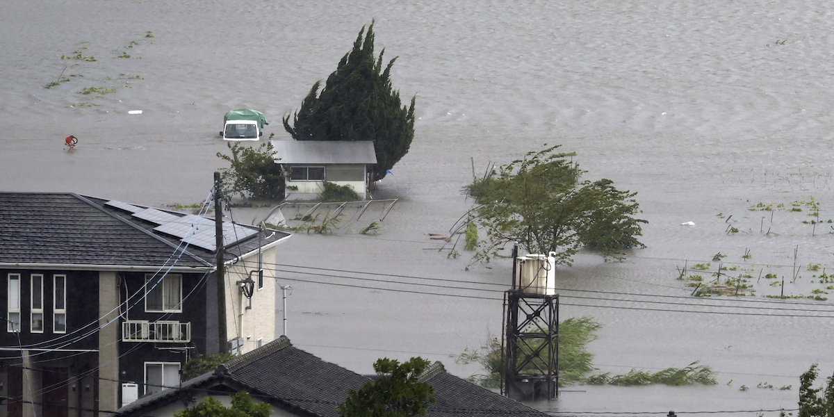 Una fattoria allagata a Oita, nella regione di Kyushu, in Giappone, il 29 agosto 2024 (Kyodo News via AP)