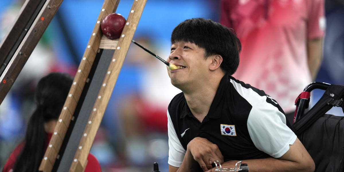 Il sudcoreano Jeong Howon durante una partita di boccia alle Paralimpiadi di Tokyo (AP Photo/Shuji Kajiyama)