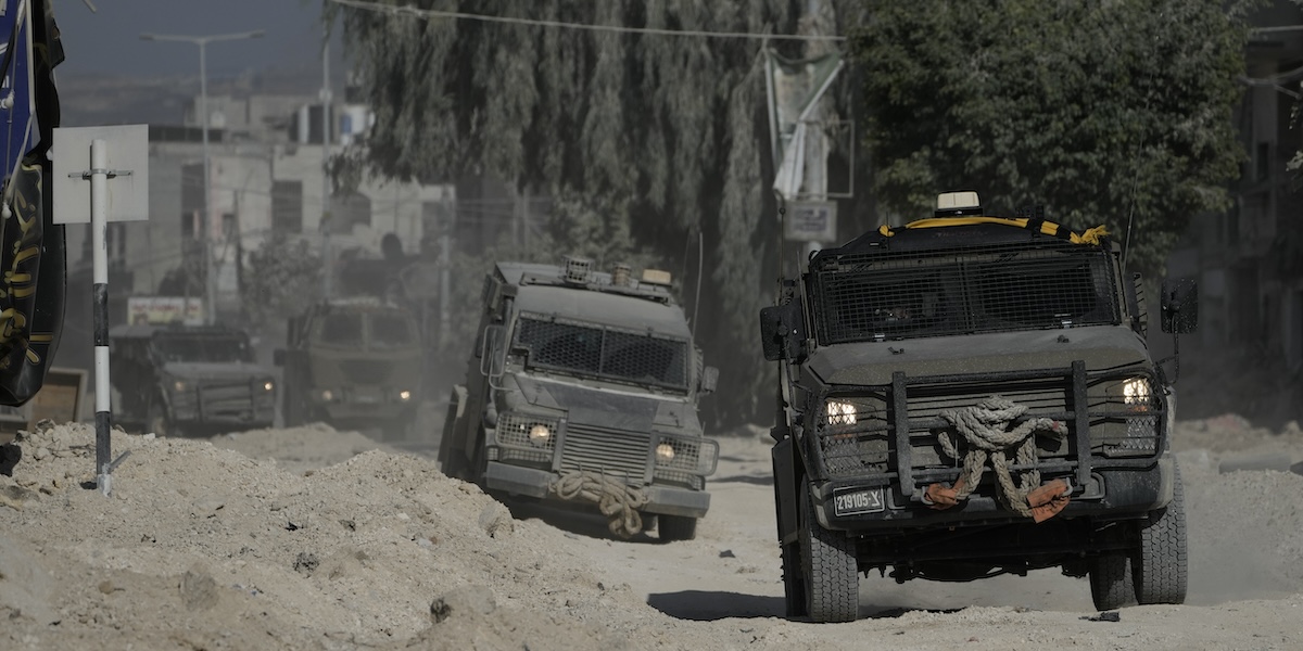 Mezzi armati israeliani durante l'operazione militare a Tulkarem, 29 agosto 2024 (AP Photo/ Majdi Mohammed)