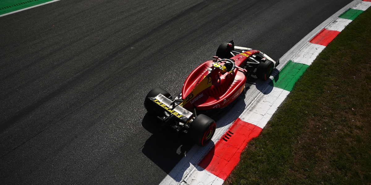 Il pilota Carlos Sainz durante le prove all'Autodromo Nazionale di Monza, nel 2022 (Dan Mullan/Getty Images)