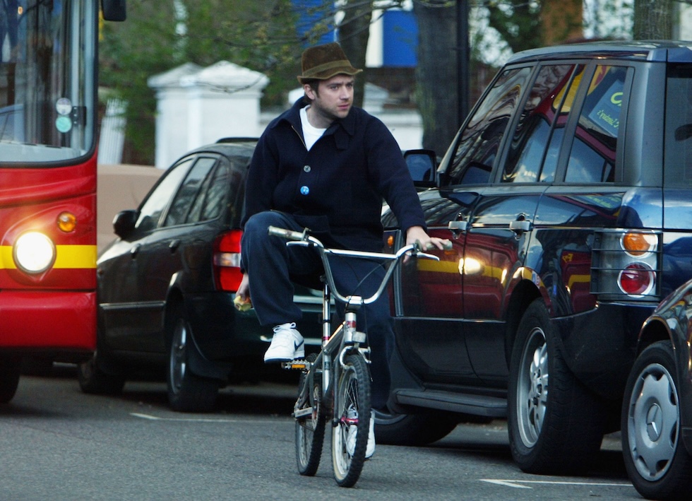 Una foto di Damon Albarn dei Blur con un paio di Nike a Londra, marzo 2004