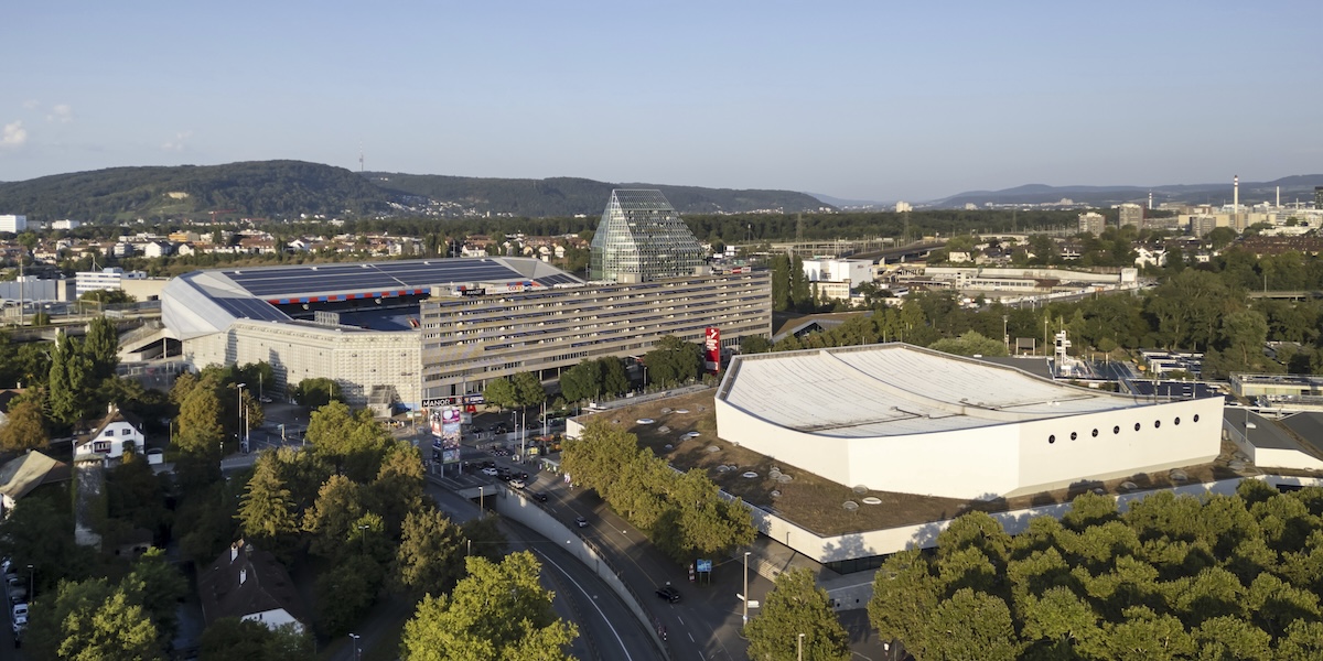 La St. Jakobshalle e il St. Jakob-Park, l’arena e lo stadio di Basilea (Georgios Kefalas/ Keystone via AP)