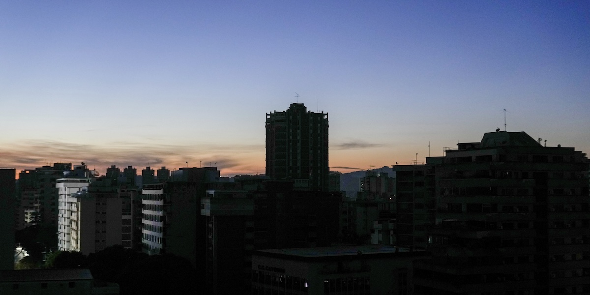 Edifici al buio a Caracas, la mattina di venerdì 30 agosto (AP Photo/ Ariana Cubillos)