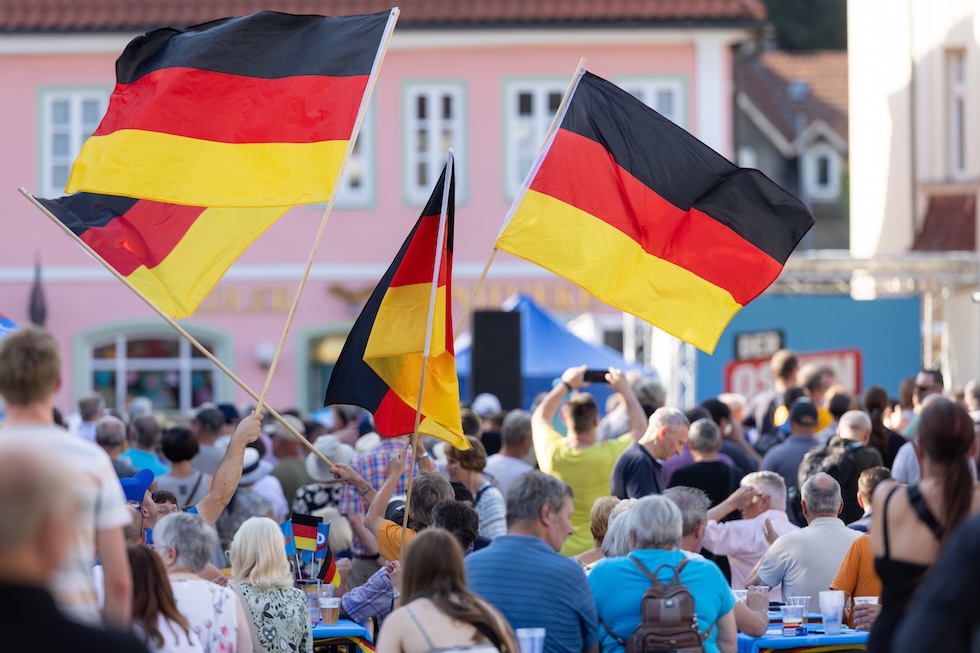 Il pubblico che assiste a un comizio dell'AfD a Suhl, in Turingia, il 15 agosto 